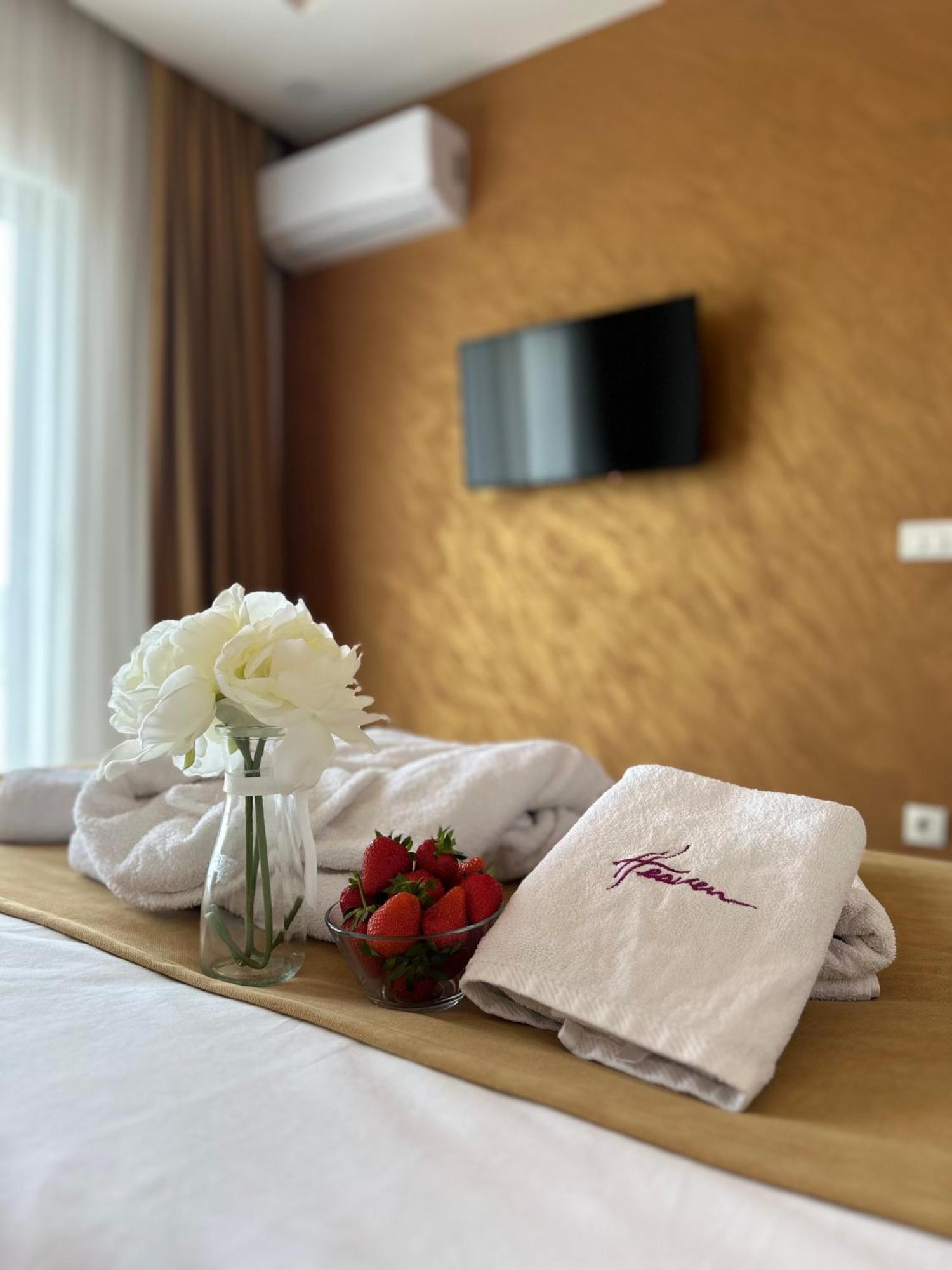 Heaven Lux Ulcinj Hotel Ngoại thất bức ảnh